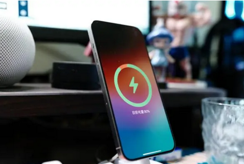 内乡苹果15换屏服务分享用什么充电器给iPhone15充电更好 